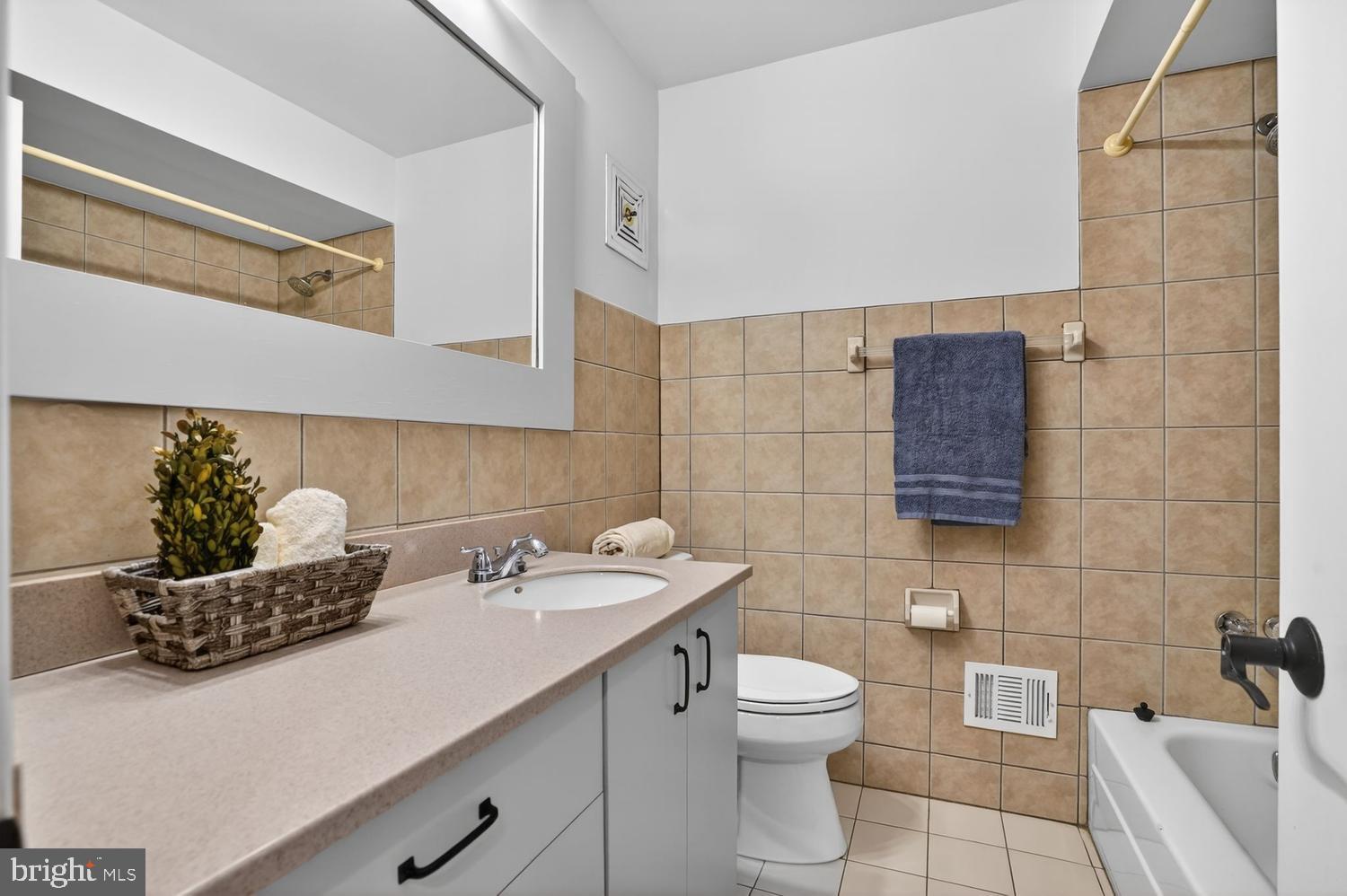 6020 Waterbury Court Springfield, VA 22152 - Photo 49 of 80 Hall bath