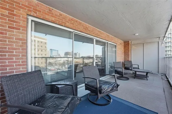 $243,500 | 310 West 49th Street, Unit 201, Kansas City, MO 64112