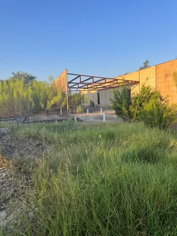 a view of a back yard