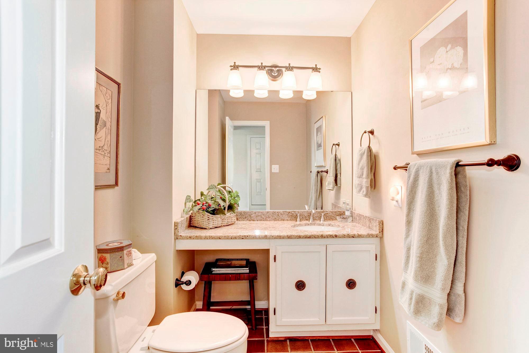 11805 Antietam Road Woodbridge, VA 22192 - Photo 28 of 54 Main level powder room