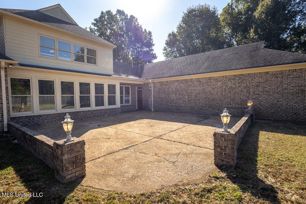 20 Surrey Loop Byhalia, MS 38611 - Photo 32 of 36 Large back courtyard