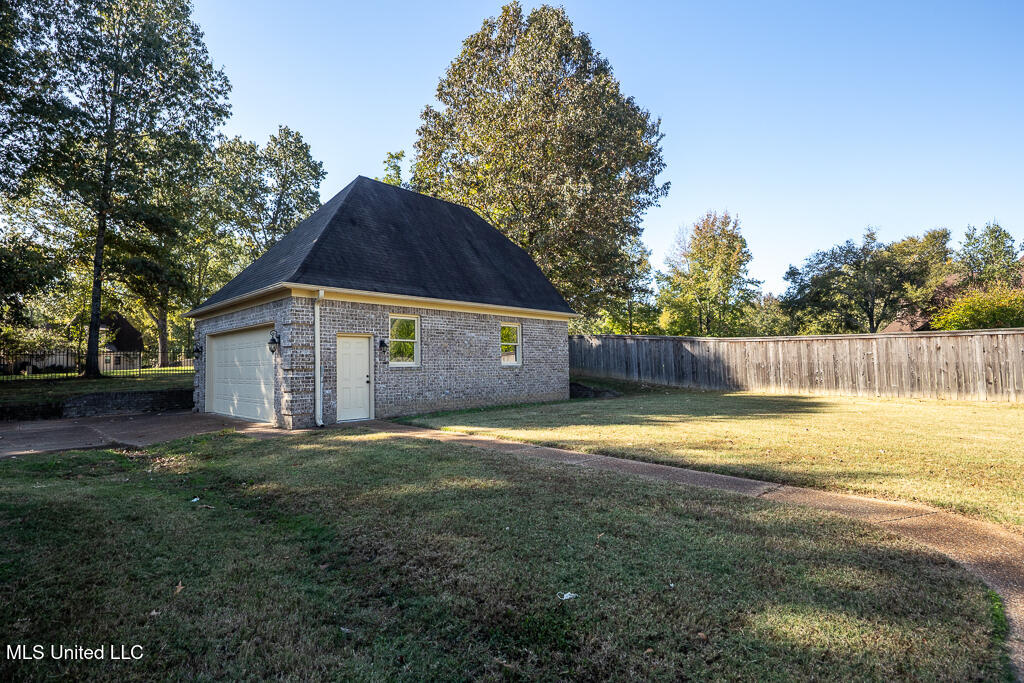 20 Surrey Loop Byhalia, MS 38611 - Photo 33 of 36 Detached garage