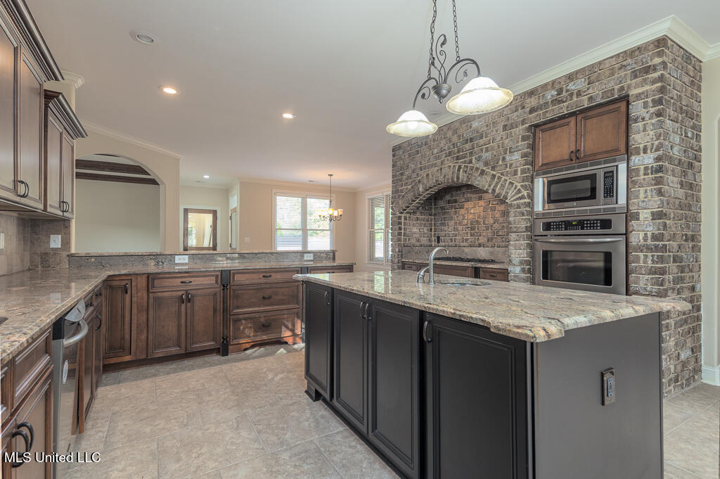 20 Surrey Loop Byhalia, MS 38611 - Photo 7 of 36 Large Gourmet Kitchen