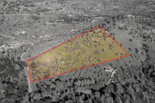a view of a dry yard with sitting area