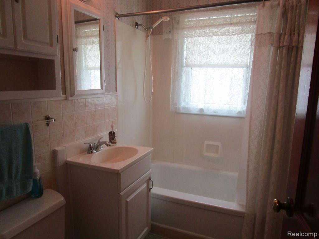 4183 Filbert Street Wayne, MI 48184 - Photo 19 of 36 IMG_8729.JPG