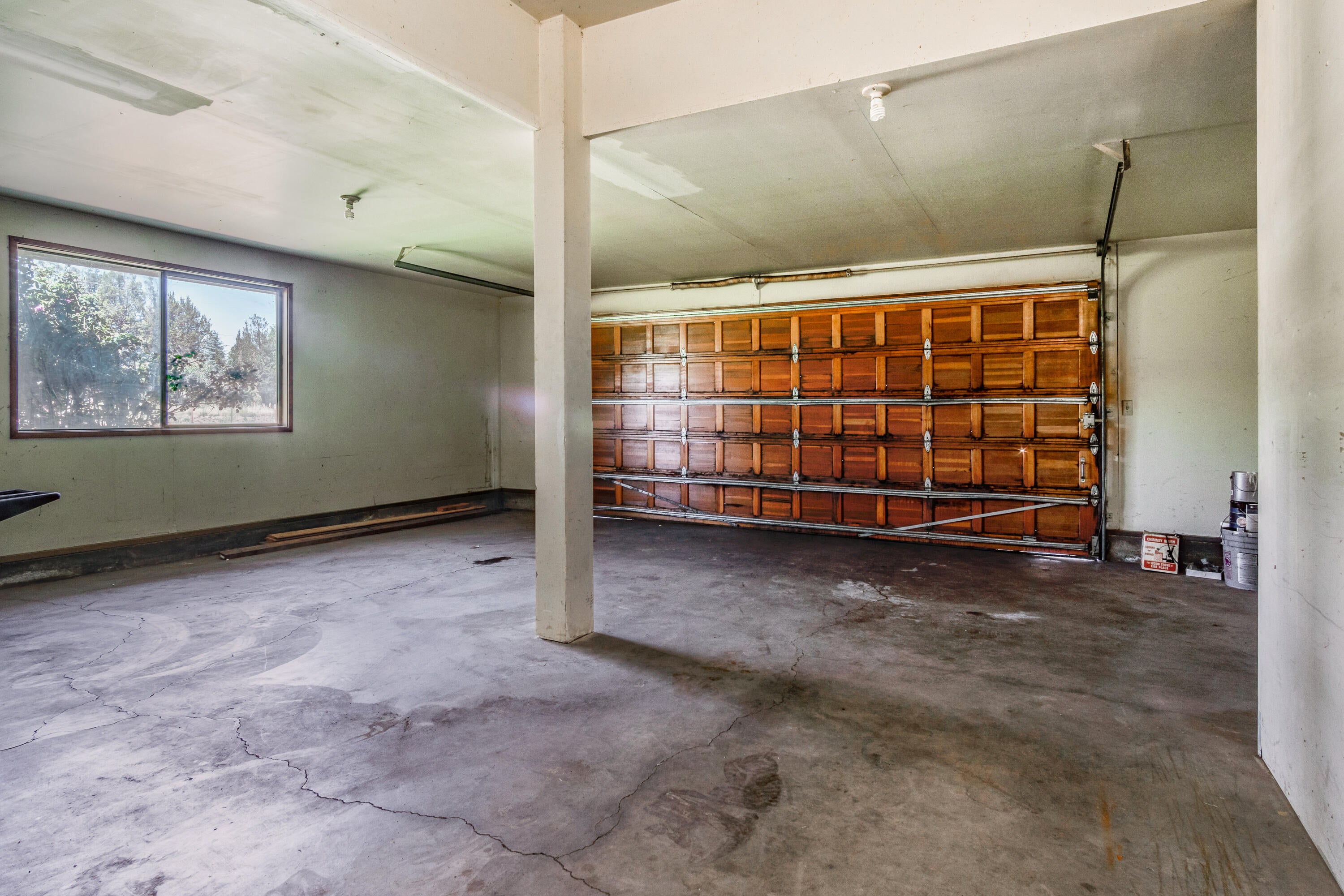 65070 Gerking Market Road Bend, OR 97703 - Photo 36 of 45 Oversized garage