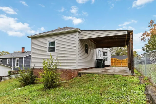 a view of a house with backyard