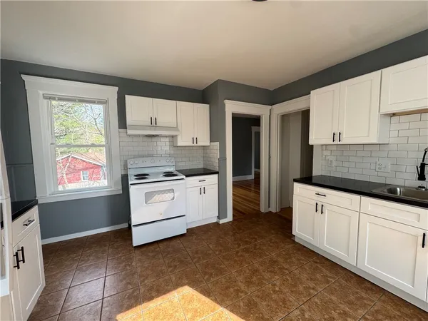 $2,100 | 87 Maple Avenue, Unit 2, West Warwick, RI 02893