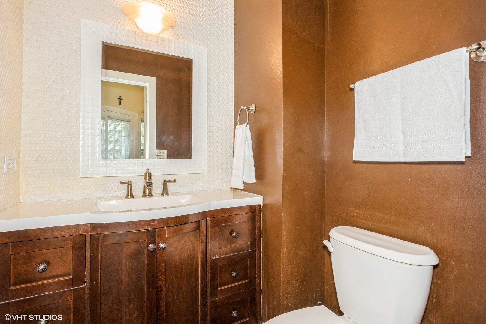 1475 Golfview Drive Glendale Heights, IL 60139 - Photo 8 of 17 a bathroom with a toilet sink and mirror