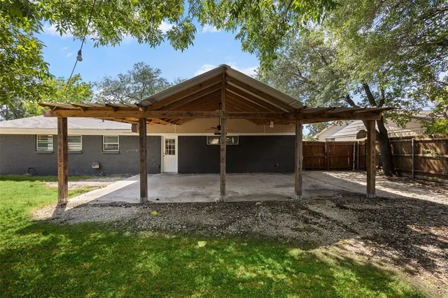 $2,000 | 2410 Linda Drive, Ennis, TX 75119