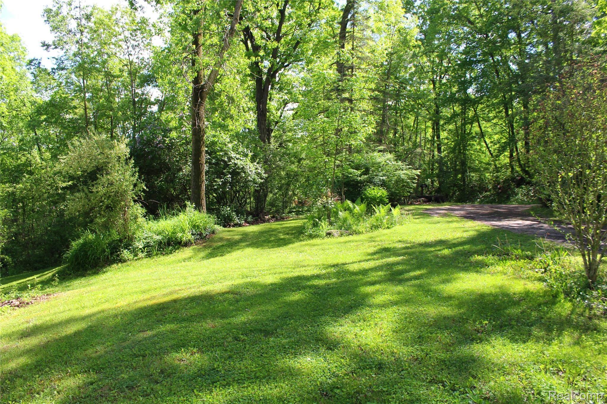 6282 Green Road Fenton, MI 48430 - Photo 5 of 55 IMG_4076.JPG