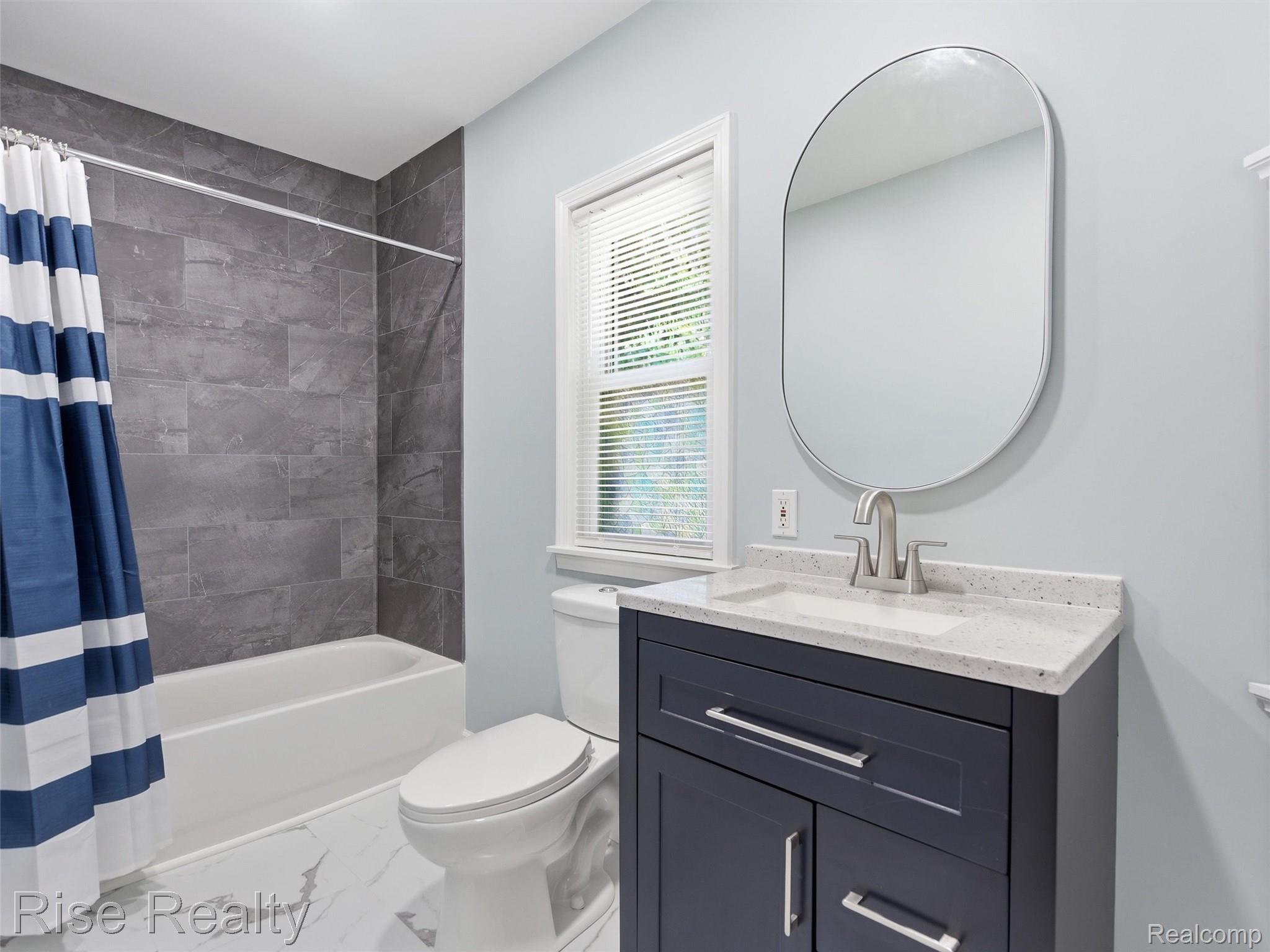 2449 North Genesee Road Burton, MI 48509 - Photo 16 of 40 Bathroom