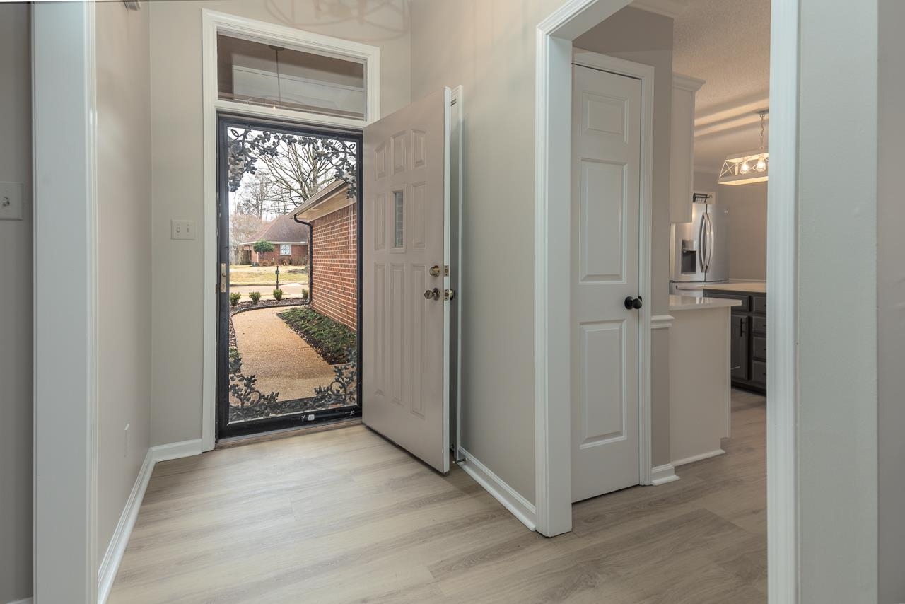 6490 Stone Lake Drive Bartlett, TN 38135 - Photo 25 of 32 a view of a livingroom and closet