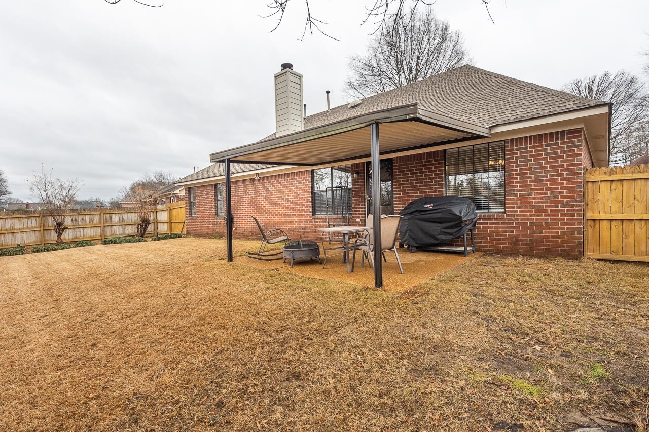 6490 Stone Lake Drive Bartlett, TN 38135 - Photo 27 of 32 a view of a house with backyard porch and sitting area