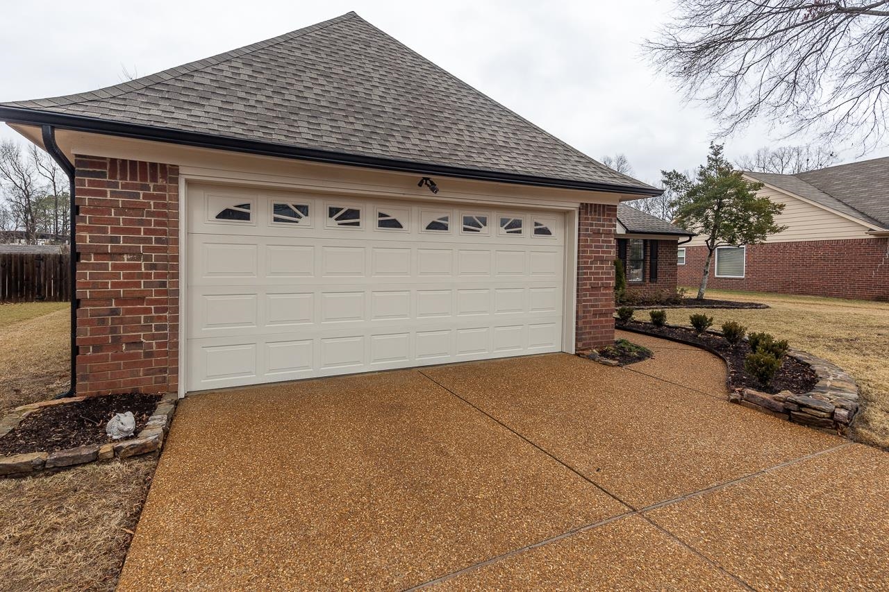 6490 Stone Lake Drive Bartlett, TN 38135 - Photo 30 of 32 a front view of a house