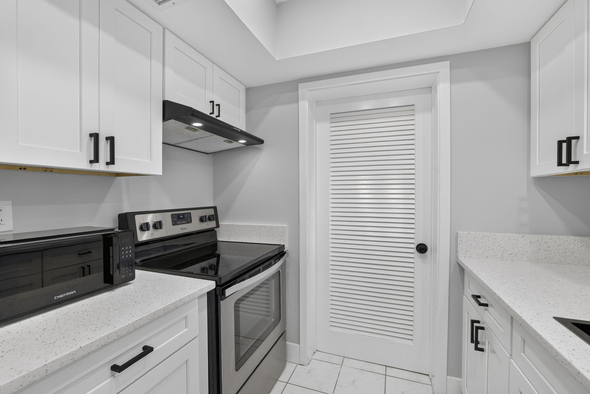 2755 Northeast 28th Avenue, Unit E2 Lighthouse Point, FL 33064 - Photo 13 of 62 8-web-or-mls-8I8A0871