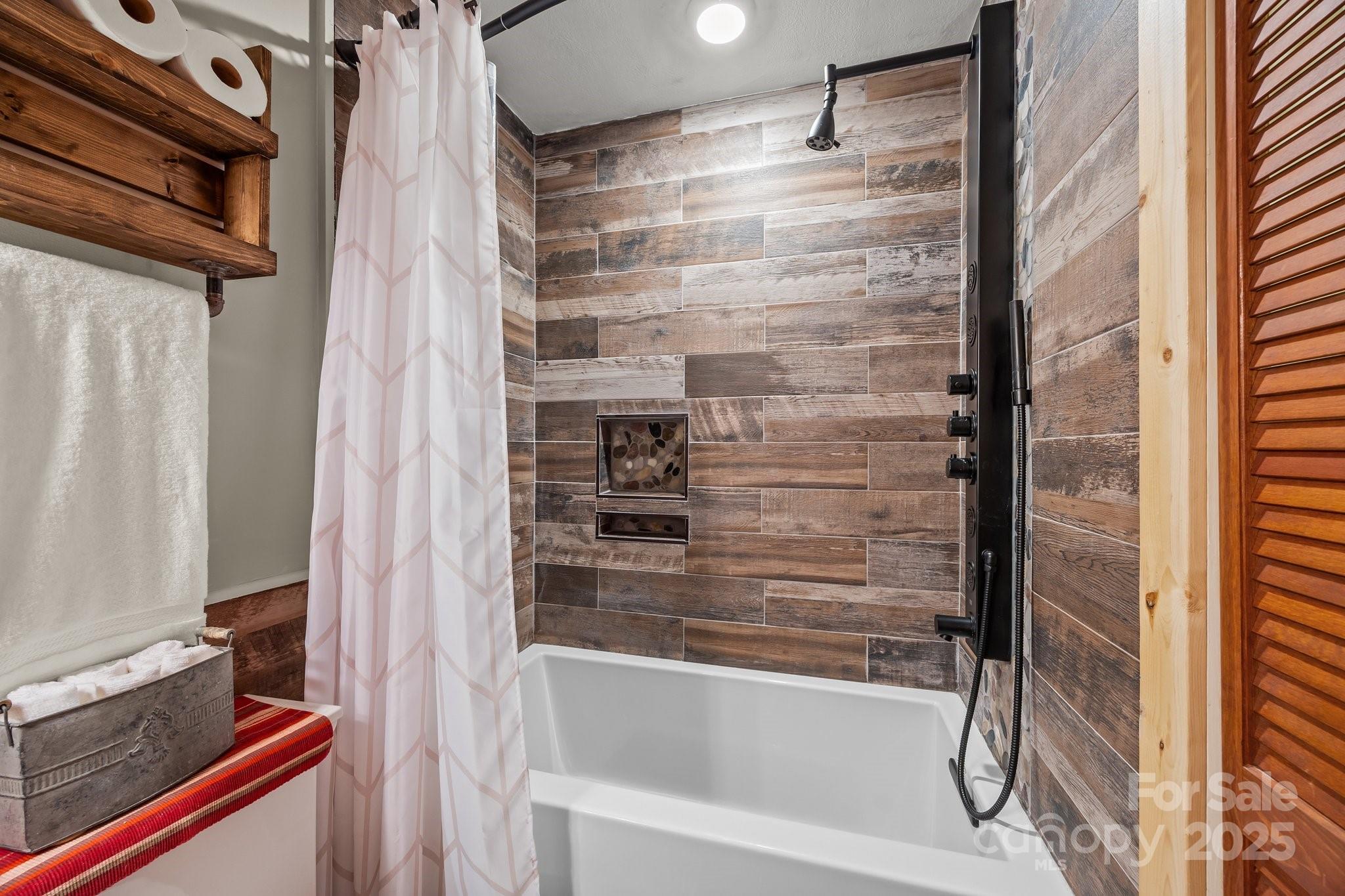 1954 Utah Mountain Road Waynesville, NC 28785 - Photo 23 of 39 a bathroom with a bathtub