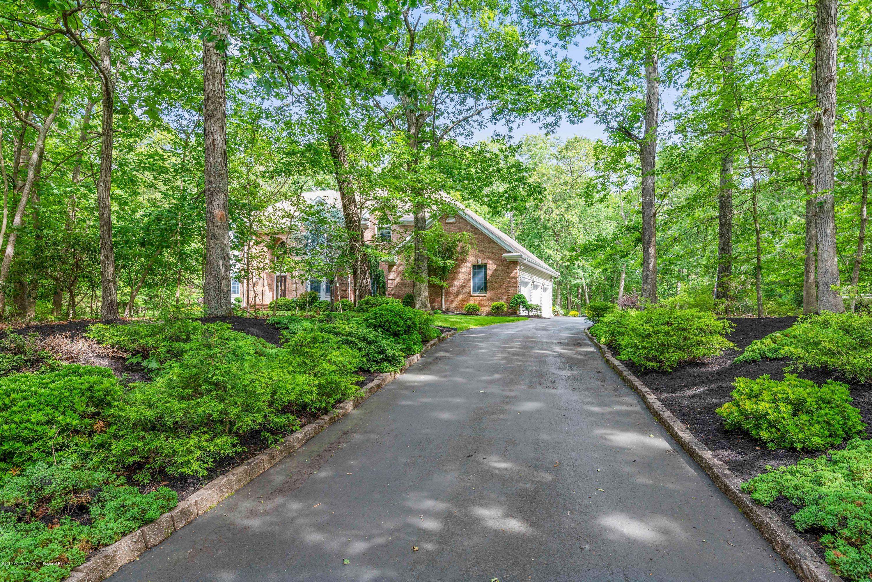 800 Green Valley Road Jackson, NJ 08527 - Photo 34 of 55 Driveway