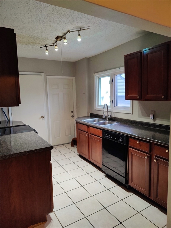 66 Redlands Street Springfield, MA 01104 - Photo 11 of 39