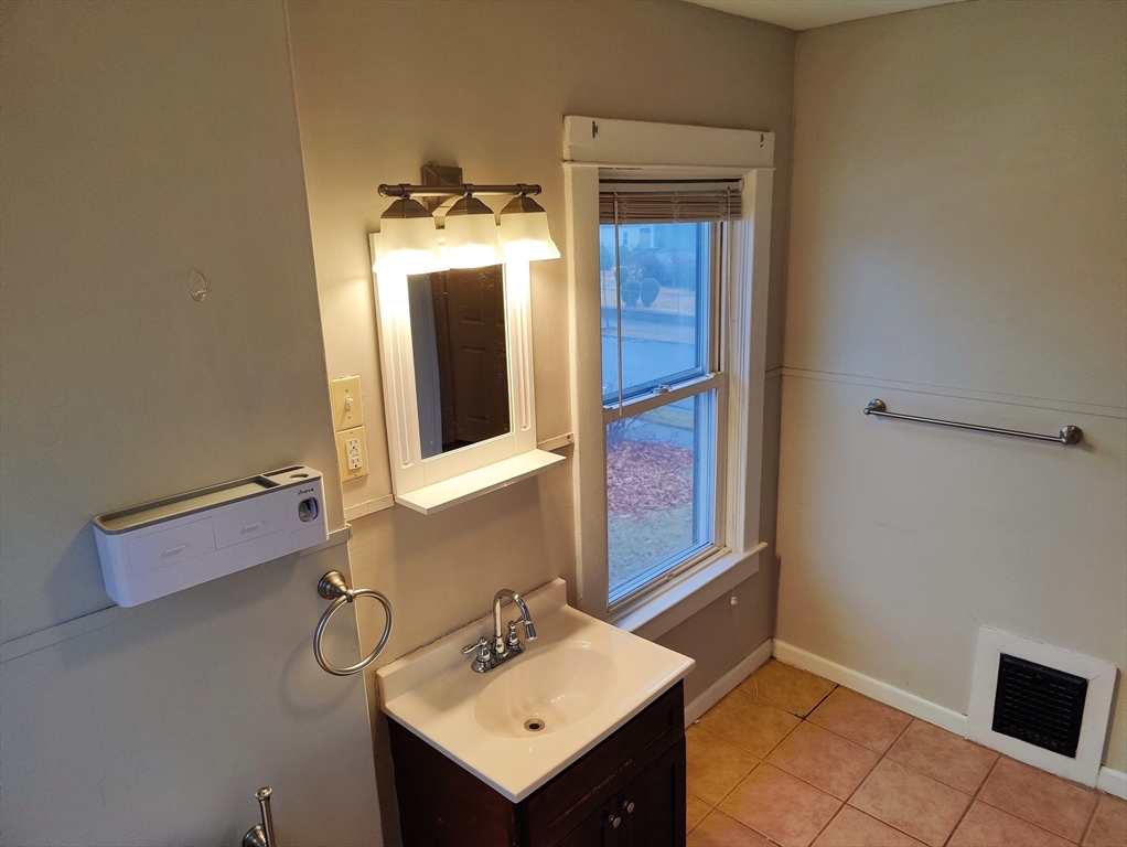 66 Redlands Street Springfield, MA 01104 - Photo 22 of 39