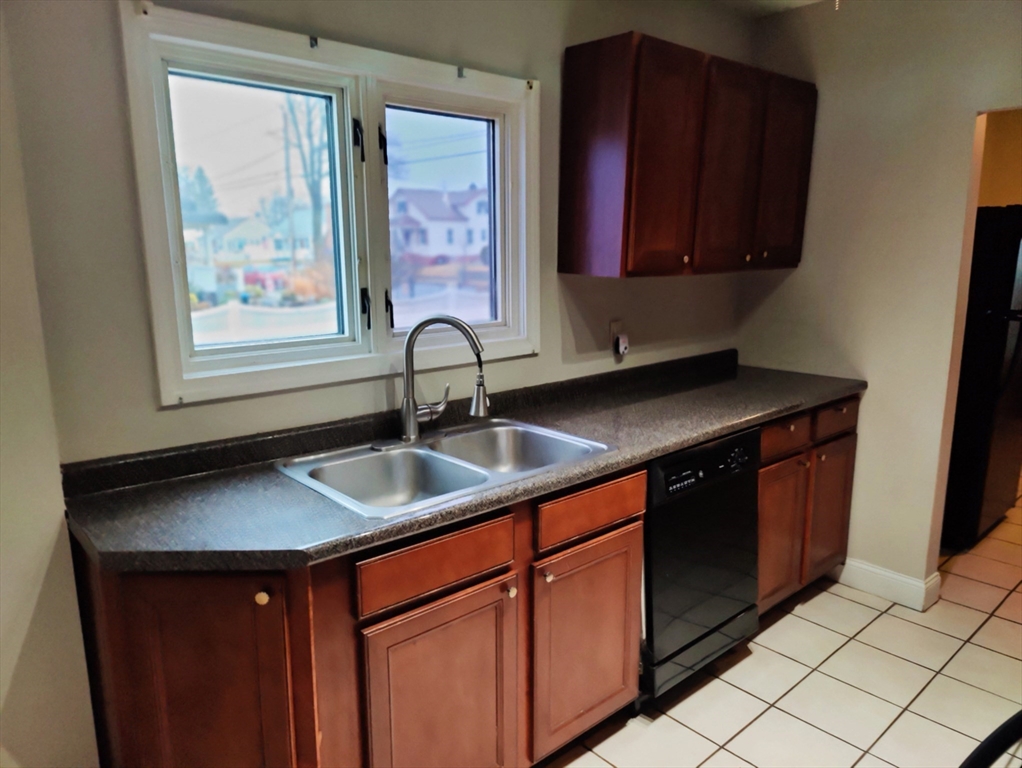 66 Redlands Street Springfield, MA 01104 - Photo 10 of 39