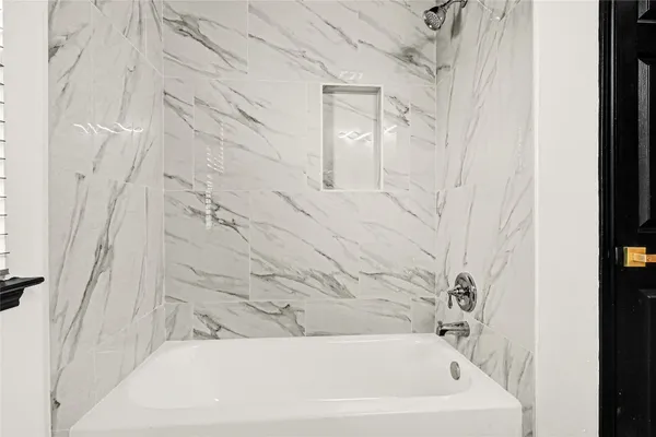 $2,600 | 11915 Helene Court, Pinehurst, TX 77362