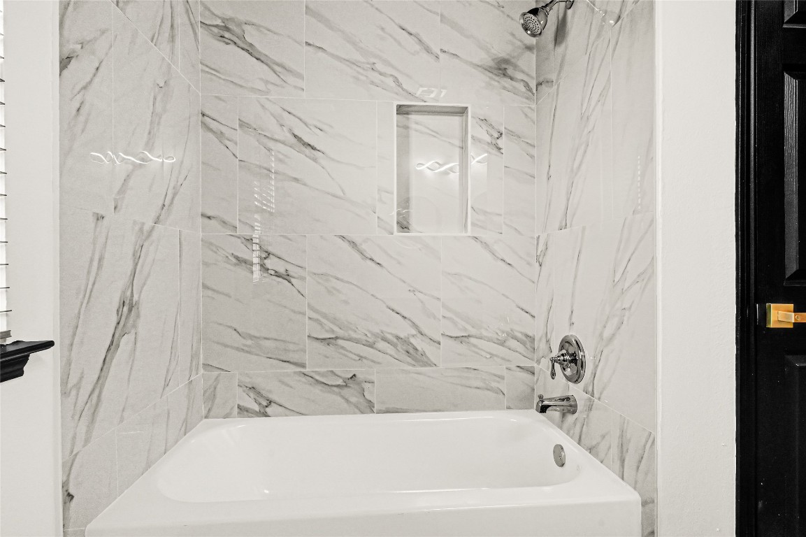 11915 Helene Court Pinehurst, TX 77362 - Photo 17 of 33 a bathroom with a bathtub