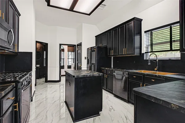 $2,600 | 11915 Helene Court, Pinehurst, TX 77362