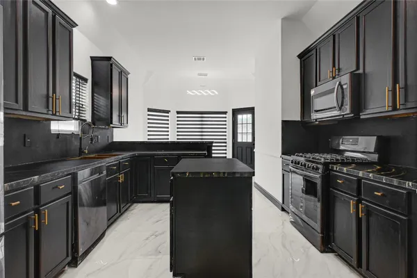 $2,600 | 11915 Helene Court, Pinehurst, TX 77362