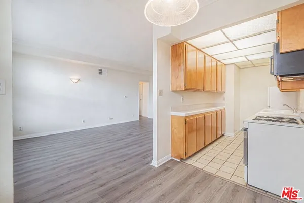 $2,399 | 5640 Franklin Avenue, Unit 300, Los Angeles, CA 90028