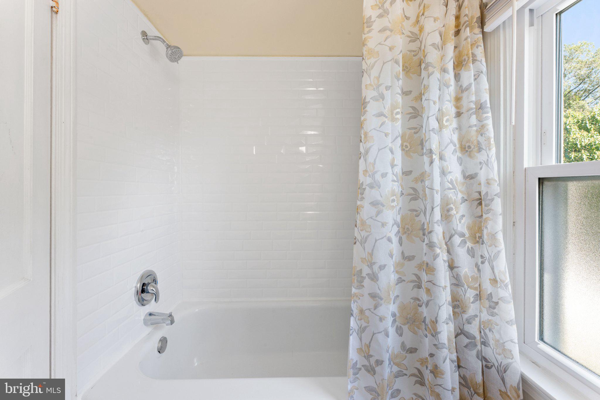 329 Ashland Avenue Secane, PA 19018 - Photo 30 of 33 a bathroom with a bathtub