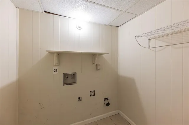 a view of a house with backyard and garden