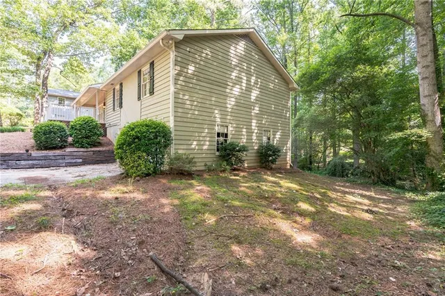 a view of a house with a yard