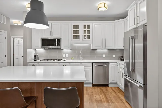 $3,600 | 5250 Grandview Square, Unit 2201, Edina, MN 55436