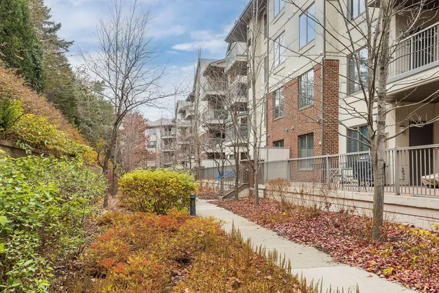 $3,600 | 5250 Grandview Square, Unit 2201, Edina, MN 55436