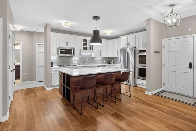 $3,600 | 5250 Grandview Square, Unit 2201, Edina, MN 55436