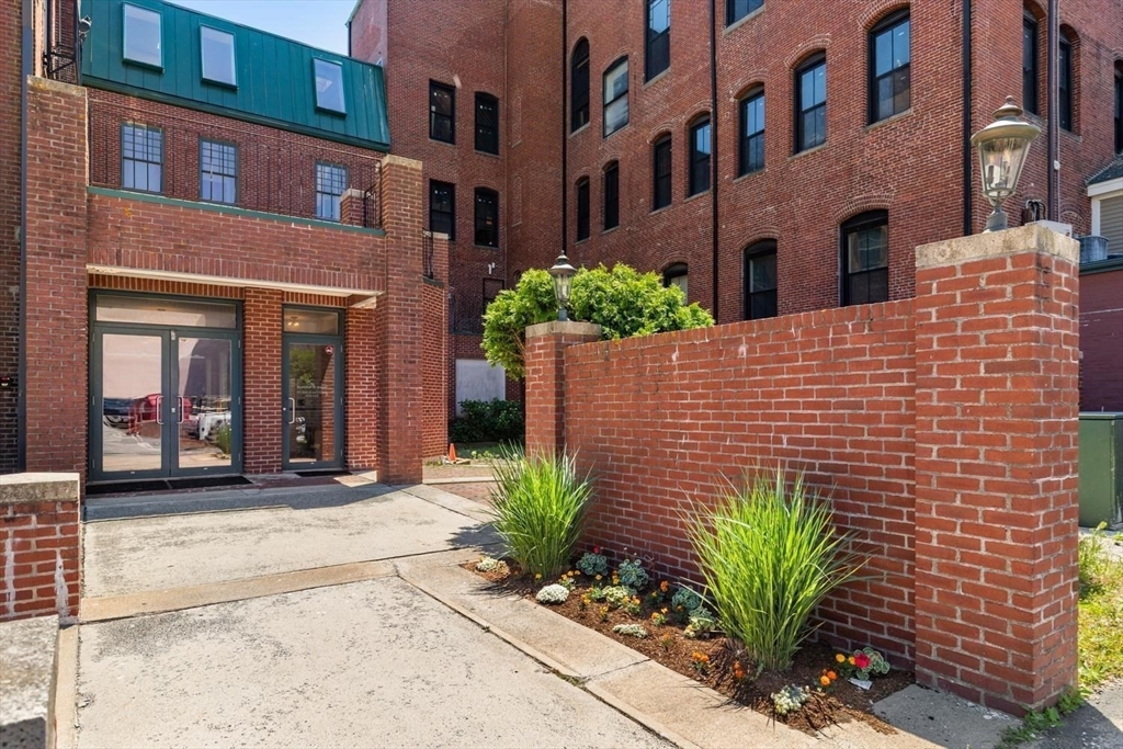 196 Main Street, Unit 1 Gloucester, MA 01930 - Photo 30 of 36