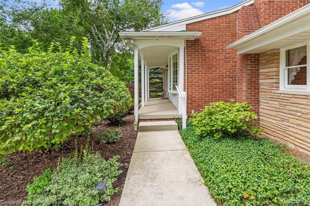 16146 Beverly Road Beverly Hills, MI 48025 - Photo 5 of 31