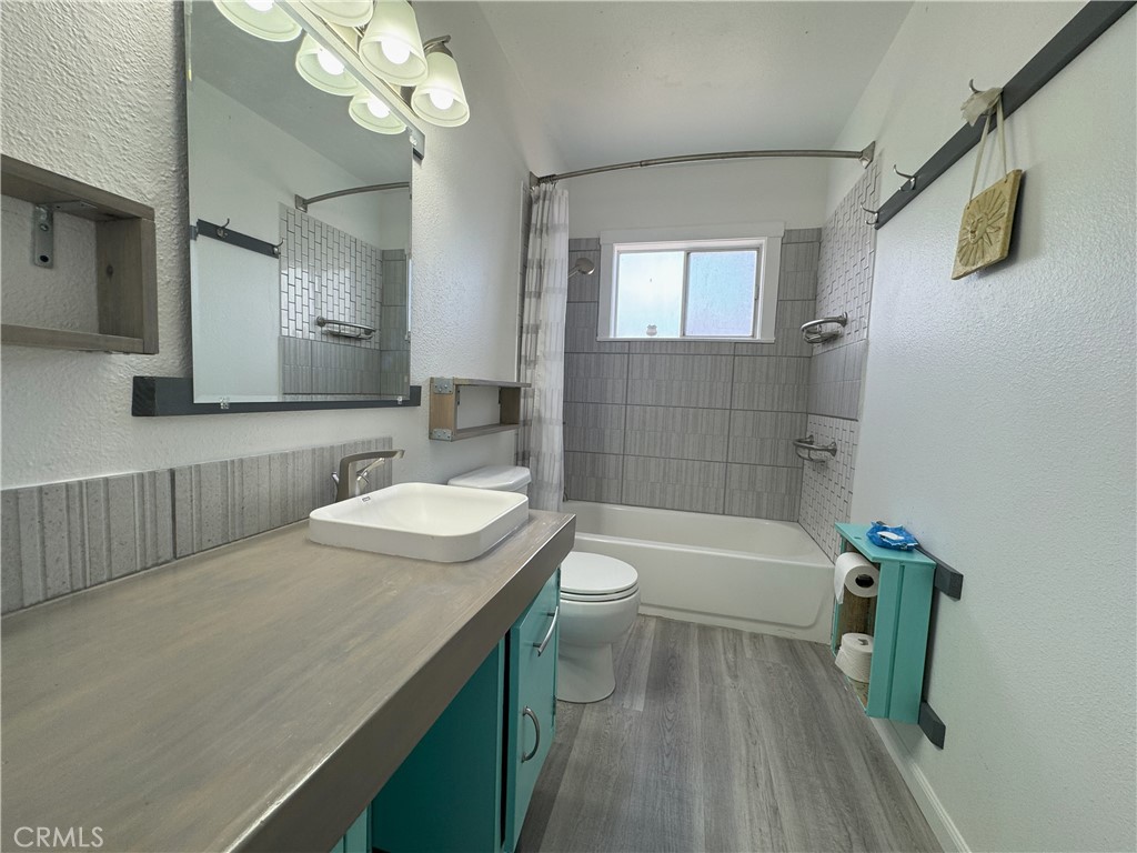 543 Weiman Avenue Ridgecrest, CA 93555 - Photo 16 of 37 a bathroom with a tub a sink and a mirror