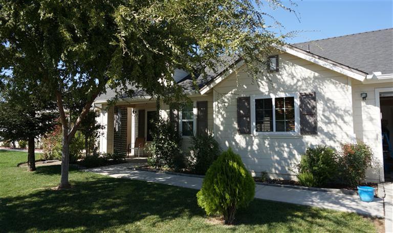 254 East Huntsman Avenue Reedley, CA 93654 - Photo 2 of 6 Gallery Image 2