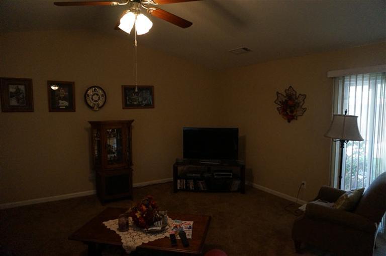 254 East Huntsman Avenue Reedley, CA 93654 - Photo 3 of 6 Gallery Image 3