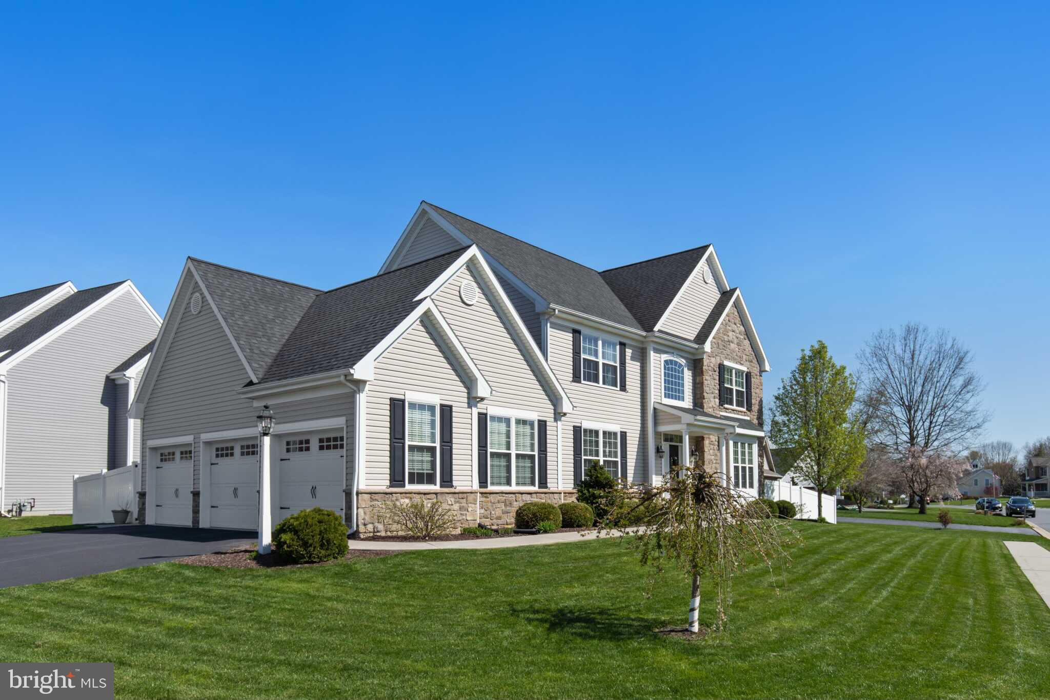 648 Belgian Way Lititz, PA 17543 - Photo 2 of 38