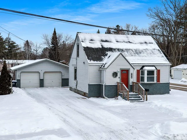 $210,000 | 944 South Evergreen Street, Shawano, WI 54166