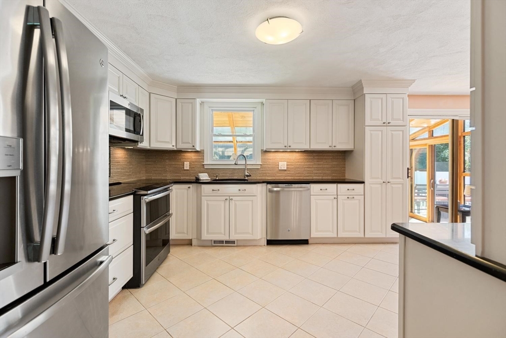 12 Albion Road Billerica, MA 01821 - Photo 12 of 42
