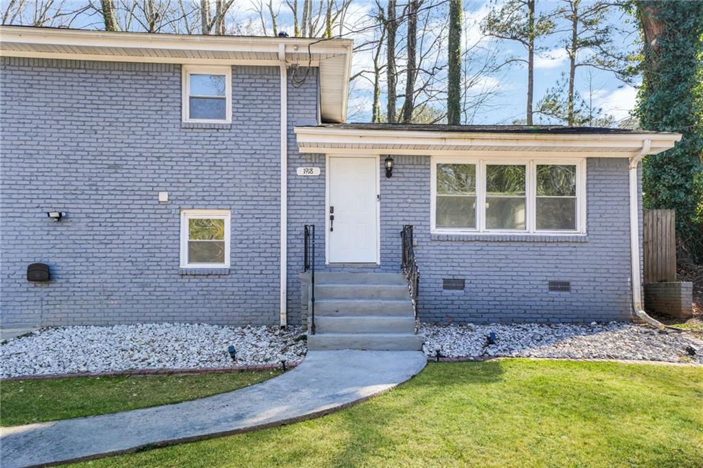 1918 Valley Ridge Drive Southwest Atlanta, GA 30331 - Photo 3 of 60