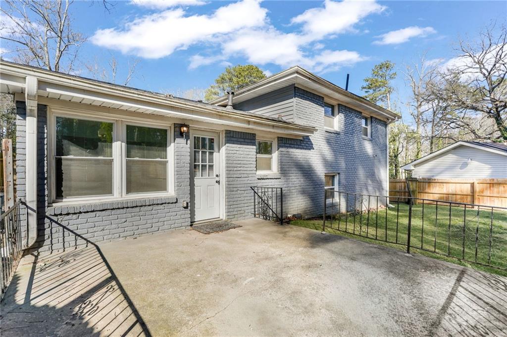 1918 Valley Ridge Drive Southwest Atlanta, GA 30331 - Photo 8 of 60