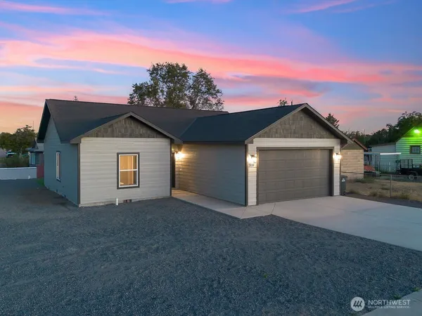 $320,000 | 2133 West Peninsula Drive, Moses Lake, WA 98837