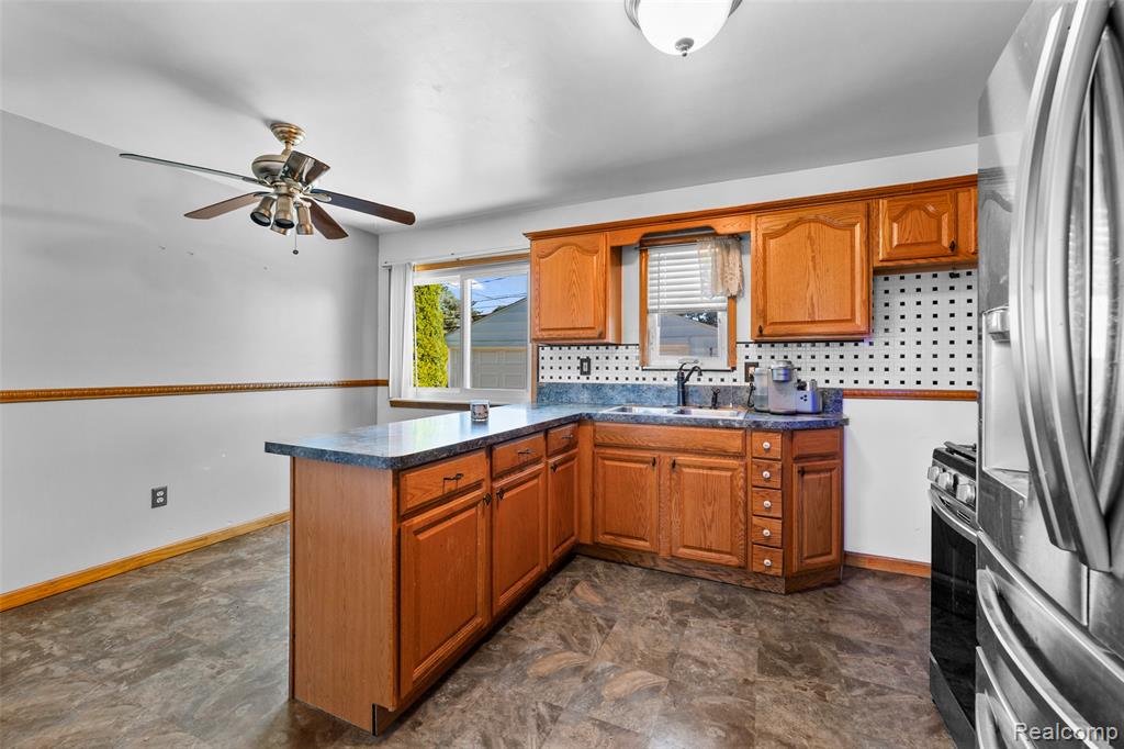 15641 Common Road Roseville, MI 48066 - Photo 13 of 32