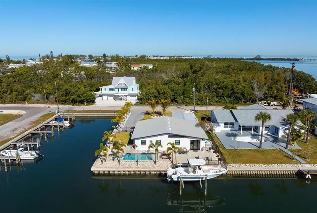 $2,150,000 | 401 28th Street, Holmes Beach, FL 34217