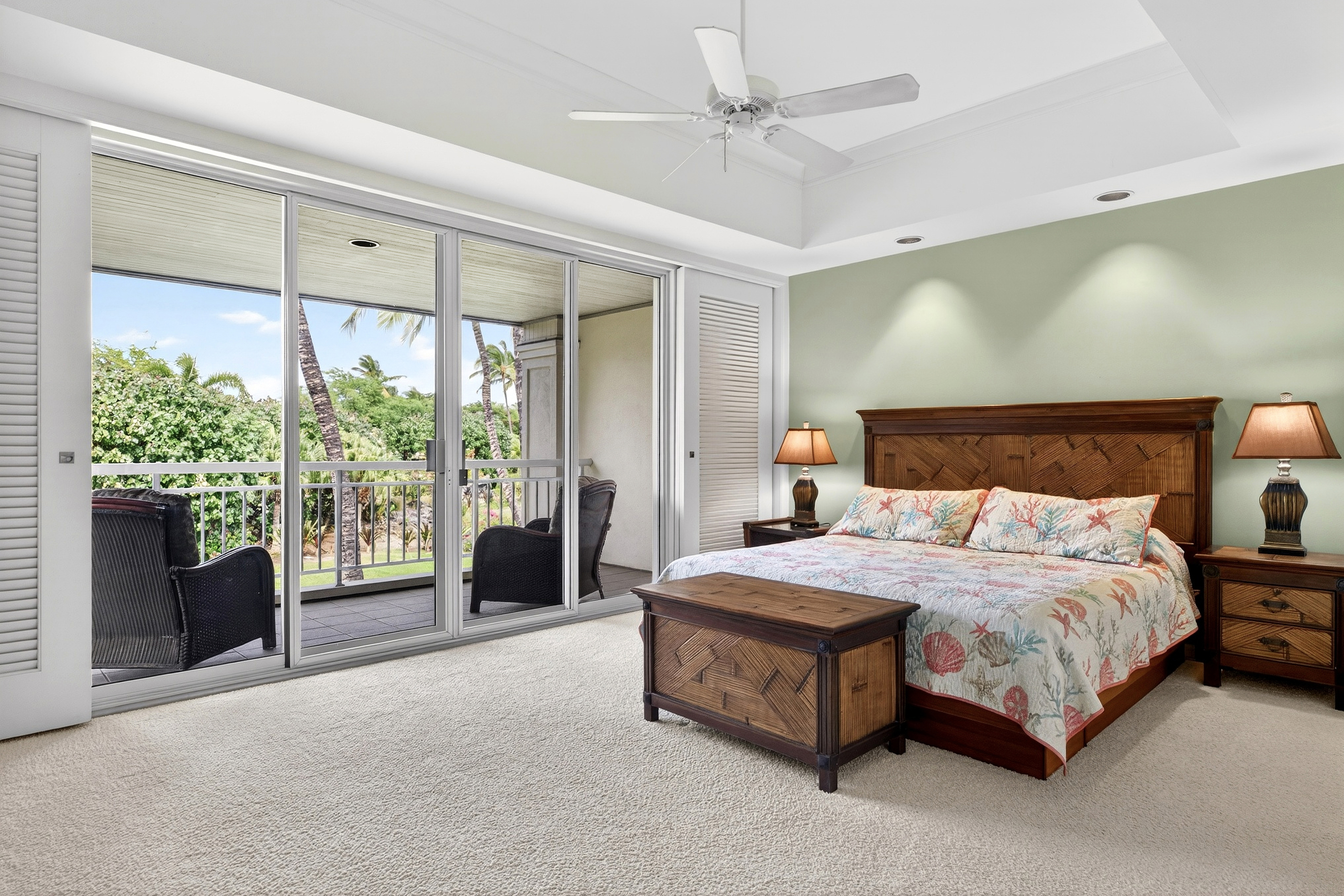68-1375 Pauoa Road, Unit Q2 Kamuela, HI 96743 - Photo 16 of 30 a spacious bedroom with a bed and a large window